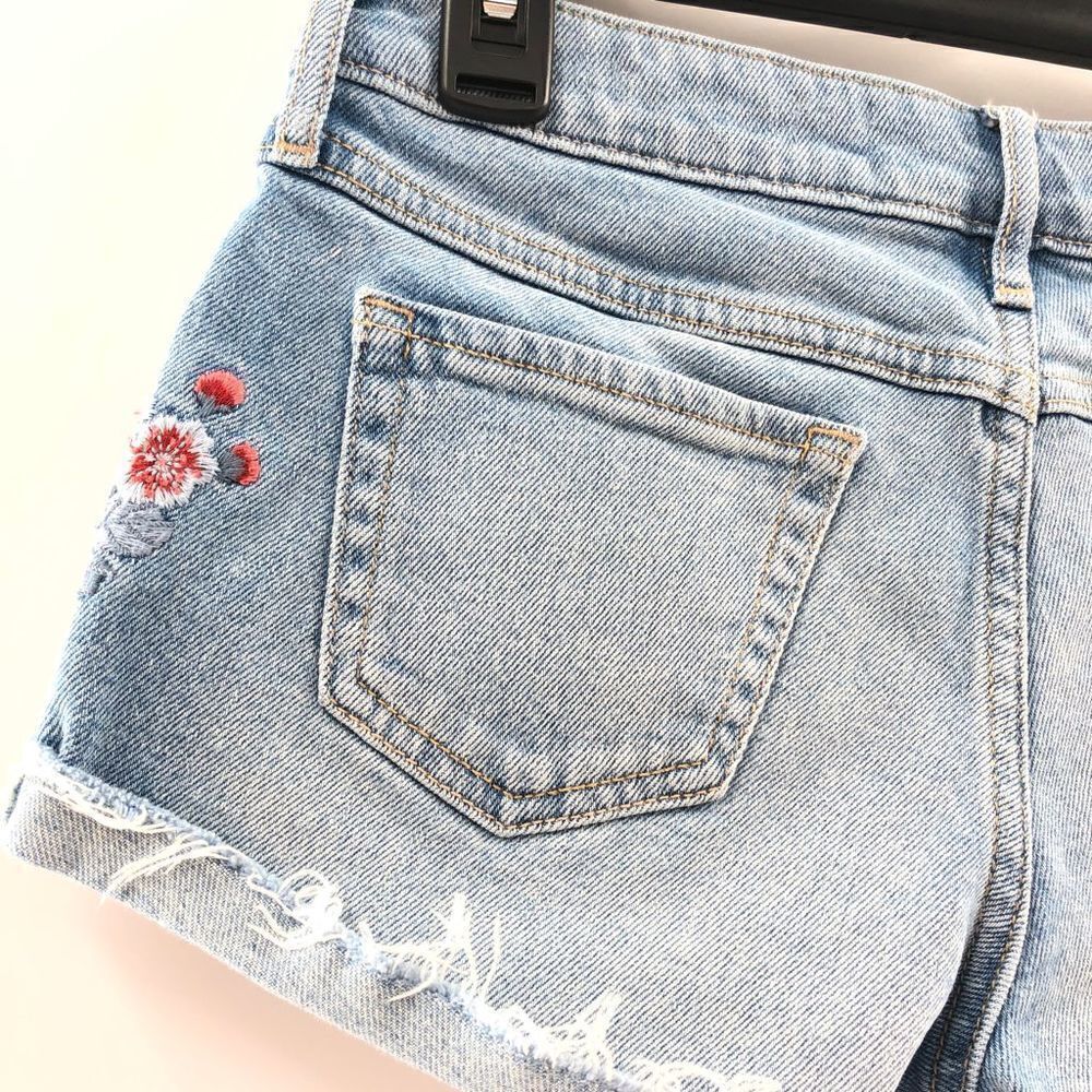 Hollister Low Rise Short Short Floral Embroidered cuff 0/24w - Picture 7 of 11